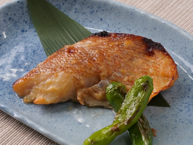 赤魚粕漬焼（ししとう添え）