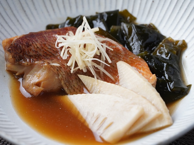 赤魚とワカメの煮付（たけのこ・千切生姜添え）