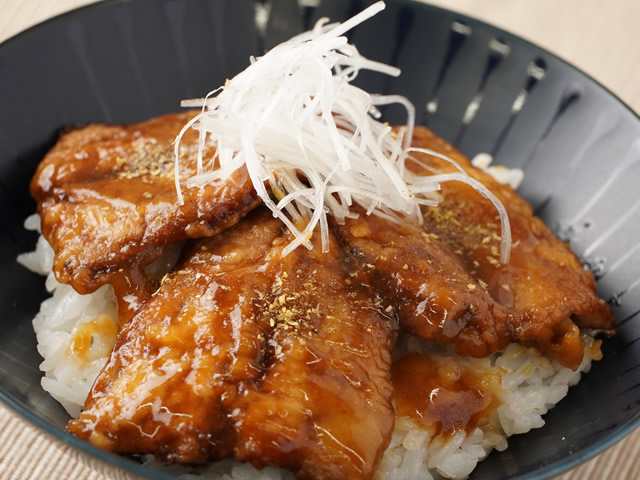 サンマ蒲焼丼（白髪ねぎ添え）